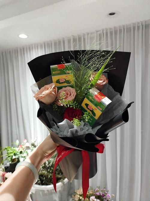 绽放青春光芒，爆珠香烟花束女生，点亮校园之夜
